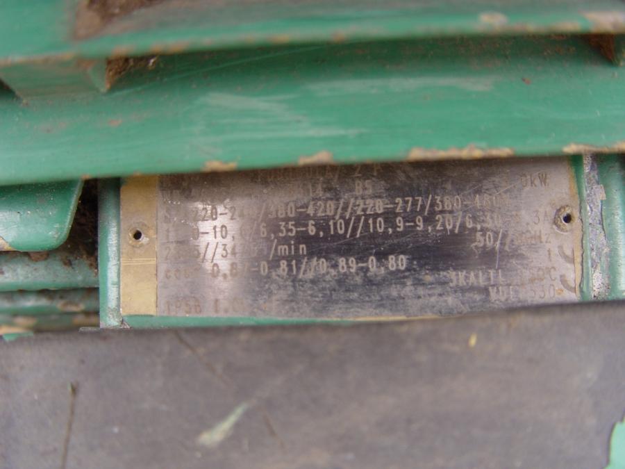 Der Motorblock der Maulwurf welches Benzin, in zu überfluten